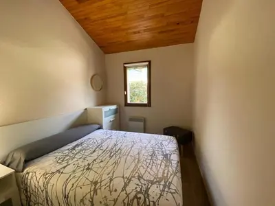 Un ou plusieurs lits dans un hébergement de l'établissement Maison Cosy à Capbreton: Proche Plage, Piscine Commune, Terrasse & Parking Sécurisé - FR-1-413-124