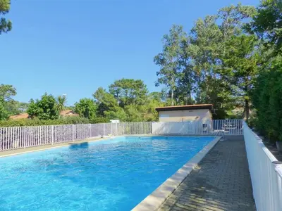 Piscine de l'établissement Maison Cosy à Capbreton: Proche Plage, Piscine Commune, Terrasse & Parking Sécurisé - FR-1-413-124 ou située à proximité