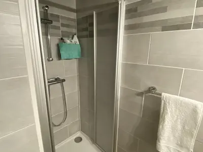 Salle de bains dans l'établissement Maison Cosy à Capbreton: Proche Plage, Piscine Commune, Terrasse & Parking Sécurisé - FR-1-413-124