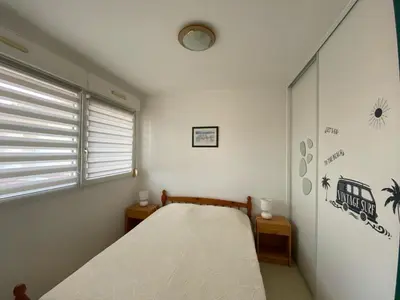 Un ou plusieurs lits dans un hébergement de l'établissement Appartement à Hossegor, à 30m de la plage avec piscine et parking souterrain - FR-1-413-135