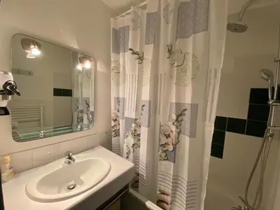 Salle de bains dans l'établissement Appartement à Hossegor, à 30m de la plage avec piscine et parking souterrain - FR-1-413-135