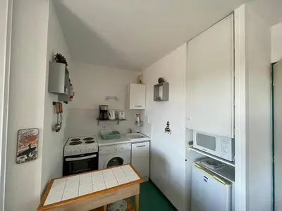 Cuisine ou kitchenette dans l'établissement Appartement à Hossegor, à 30m de la plage avec piscine et parking souterrain - FR-1-413-135