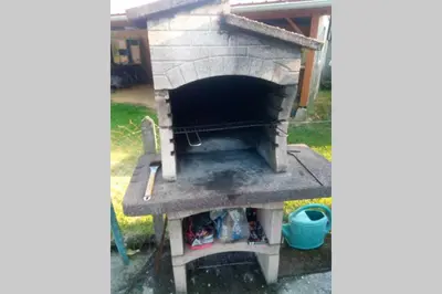 Barbecue disponible mis à disposition des clients de la maison de vacances