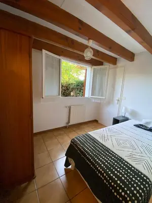 Un ou plusieurs lits dans un hébergement de l'établissement Maison classée avec jardinets à 800m de la plage