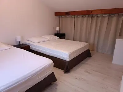 Un ou plusieurs lits dans un hébergement de l'établissement Maison classée avec jardinets à 800m de la plage
