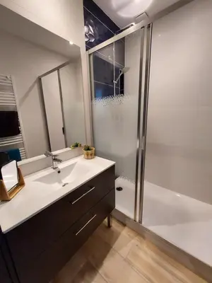 Salle de bains dans l'établissement Appartement Mimizan Plage accès direct plage surveillée