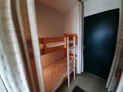 Un ou plusieurs lits dans un hébergement de l'établissement Studio avec terrasse et parking à deux pas des plages - FR-1-239-563