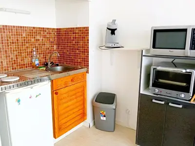 Cuisine ou kitchenette dans l'établissement Studio avec terrasse et parking à deux pas des plages - FR-1-239-563