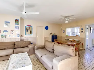 Télévision ou salle de divertissement dans l'établissement Villa T4 à Biscarrosse Plage, jardin privé, WiFi, 50m de la plage, 6 personnes - FR-1-521-150
