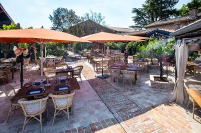 Restaurant ou autre lieu de restauration dans l'établissement Hôtel Le Résinier