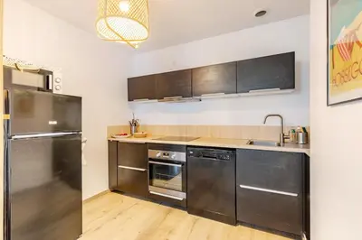 Cuisine ou kitchenette dans l'établissement T3 Les Anémones à 50m de la plage avec grande terrasse et grand jardin