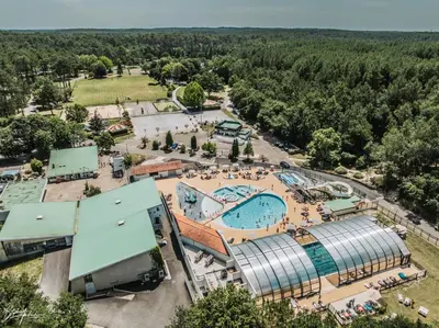 Piscine de l'établissement LES COTTAGES DE LEON ou située à proximité