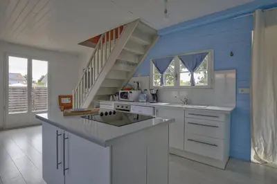 Cuisine ou kitchenette dans l'établissement Maison du sentier du littoral
