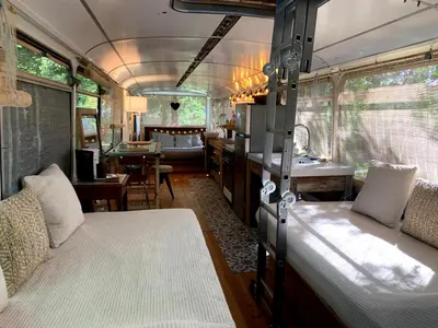 Coin salon dans l'établissement Magic Roof Top Bus with big bath in the tree forest!