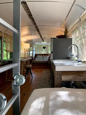 Cuisine ou kitchenette dans l'établissement Magic Roof Top Bus with big bath in the tree forest!