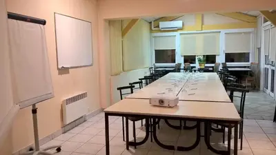 Espace de conférence ou salle de réunion dans l'établissement ALIOS Hôtel Restaurant