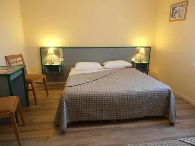 Un ou plusieurs lits dans un hébergement de l'établissement ALIOS Hôtel Restaurant