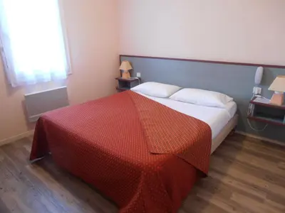Un ou plusieurs lits dans un hébergement de l'établissement ALIOS Hôtel Restaurant