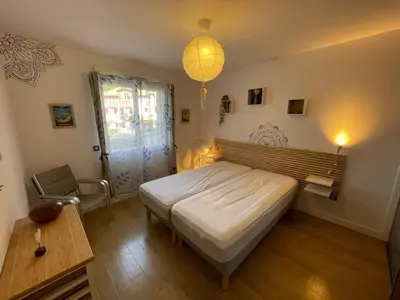 Un ou plusieurs lits dans un hébergement de l'établissement Appartement de standing avec jardin privatif, proche du lac et du centre, parking inclus - FR-1-239-583