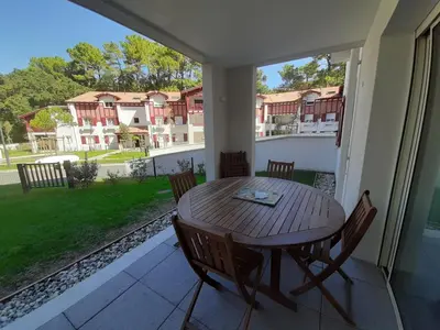 Balcon ou terrasse dans l'établissement Appartement de standing avec jardin privatif, proche du lac et du centre, parking inclus - FR-1-239-583