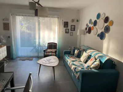 Coin salon dans l'établissement Appartement de standing avec jardin privatif, proche du lac et du centre, parking inclus - FR-1-239-583