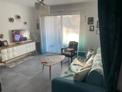 Télévision ou salle de divertissement dans l'établissement Appartement de standing avec jardin privatif, proche du lac et du centre, parking inclus - FR-1-239-583