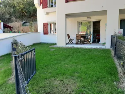 Jardin de l'établissement Appartement de standing avec jardin privatif, proche du lac et du centre, parking inclus - FR-1-239-583