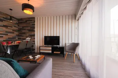 Télévision ou salle de divertissement dans l'établissement Superbe appart.55m2 - 200m Ocean et parking