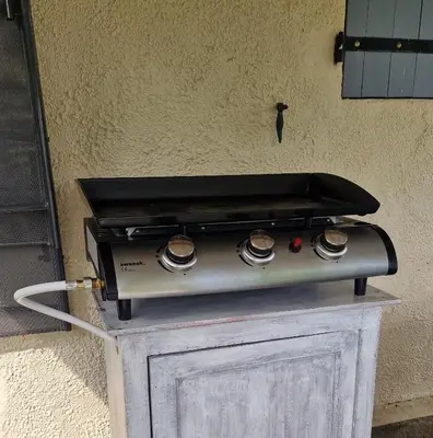 Barbecue disponible mis à disposition des clients de l'appartement