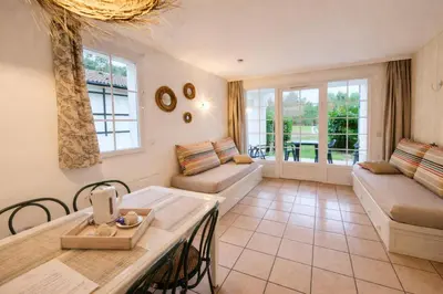Coin salon dans l'établissement Appartements au coeur du golf, proche du lac et vélodyssée