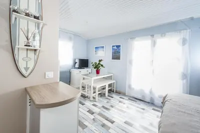 Télévision ou salle de divertissement dans l'établissement Le Studio de Noreda