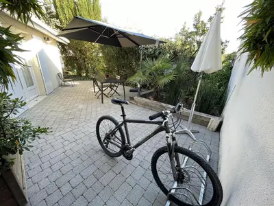Vélo sur le terrain de l'établissement Le Studio de Noreda ou dans les environs