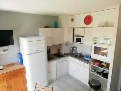 Cuisine ou kitchenette dans l'établissement Appartement T2 cabine, capacité 4 personnes, à 600 m de la plage et à 300 m du Golf