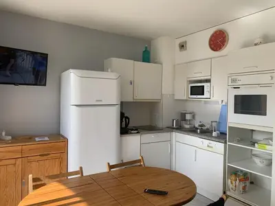 Cuisine ou kitchenette dans l'établissement Appartement T2 cabine, capacité 4 personnes, à 600 m de la plage et à 300 m du Golf