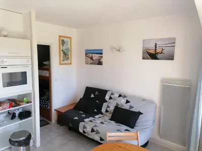 Coin salon dans l'établissement Appartement T2 cabine, capacité 4 personnes, à 600 m de la plage et à 300 m du Golf