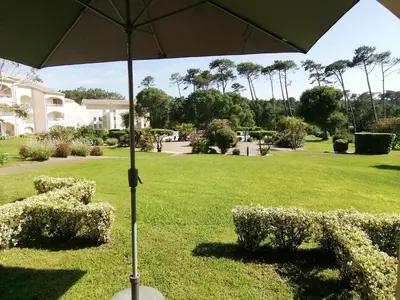 Jardin de l'établissement Appartement T2 cabine, capacité 4 personnes, à 600 m de la plage et à 300 m du Golf