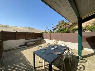 Balcon ou terrasse dans l'établissement Villa Patio à 20m de la plage avec terrasse et parking - FR-1-413-159