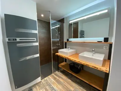 Salle de bains dans l'établissement LES 12 DE LARROS