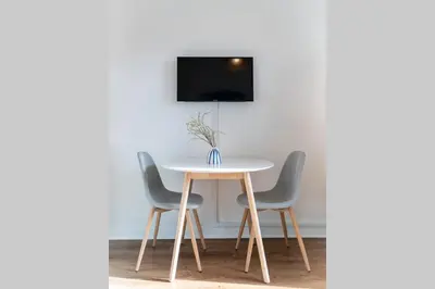 Télévision ou salle de divertissement dans l'établissement Studio à deux pas des plages de Biscarrosse, wifi