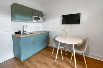 Cuisine ou kitchenette dans l'établissement Studio à deux pas des plages de Biscarrosse, wifi