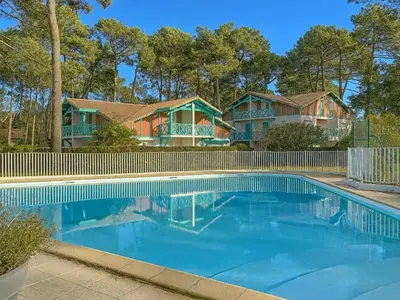 Piscine de l'établissement Appartement T2 mezzanine avec terrasse et animaux acceptés - FR-1-379-119 ou située à proximité