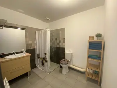 Salle de bains dans l'établissement rez de chaussee bord de l océan