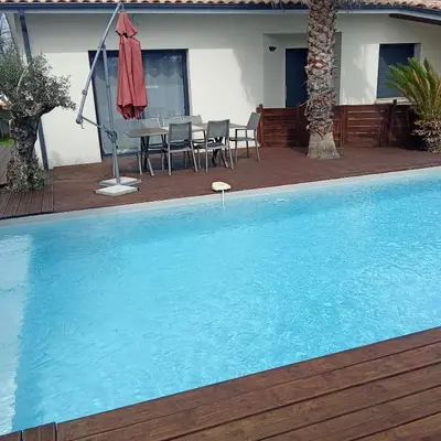 Piscine de l'établissement Villa familiale avec piscine chauffée calme proche du centre ou située à proximité