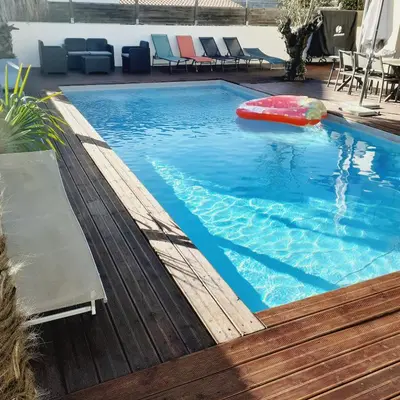 Piscine de l'établissement Villa familiale avec piscine chauffée calme proche du centre ou située à proximité