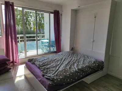 Un ou plusieurs lits dans un hébergement de l'établissement joli studio vu sur l adour dans résidence calme