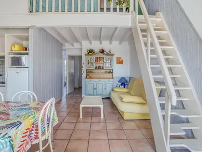 Cuisine ou kitchenette dans l'établissement Maison T2 avec Mezzanine pour 5 pers, Proche Océan, Centre et Activités - FR-1-521-153