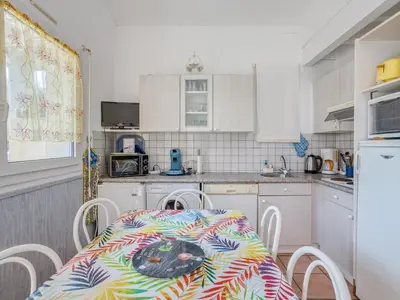 Cuisine ou kitchenette dans l'établissement Maison T2 avec Mezzanine pour 5 pers, Proche Océan, Centre et Activités - FR-1-521-153