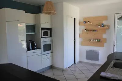 Cuisine ou kitchenette dans l'établissement Grande maison familiale piscine et jardin