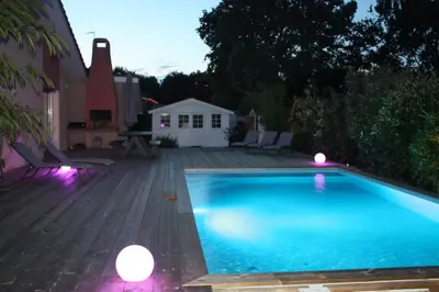 Piscine de l'établissement Grande maison familiale piscine et jardin ou située à proximité