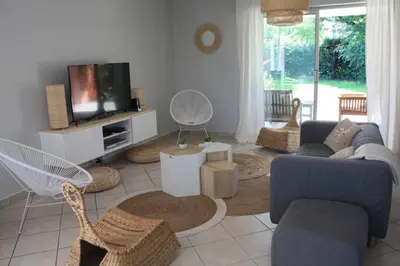Télévision ou salle de divertissement dans l'établissement Grande maison familiale piscine et jardin